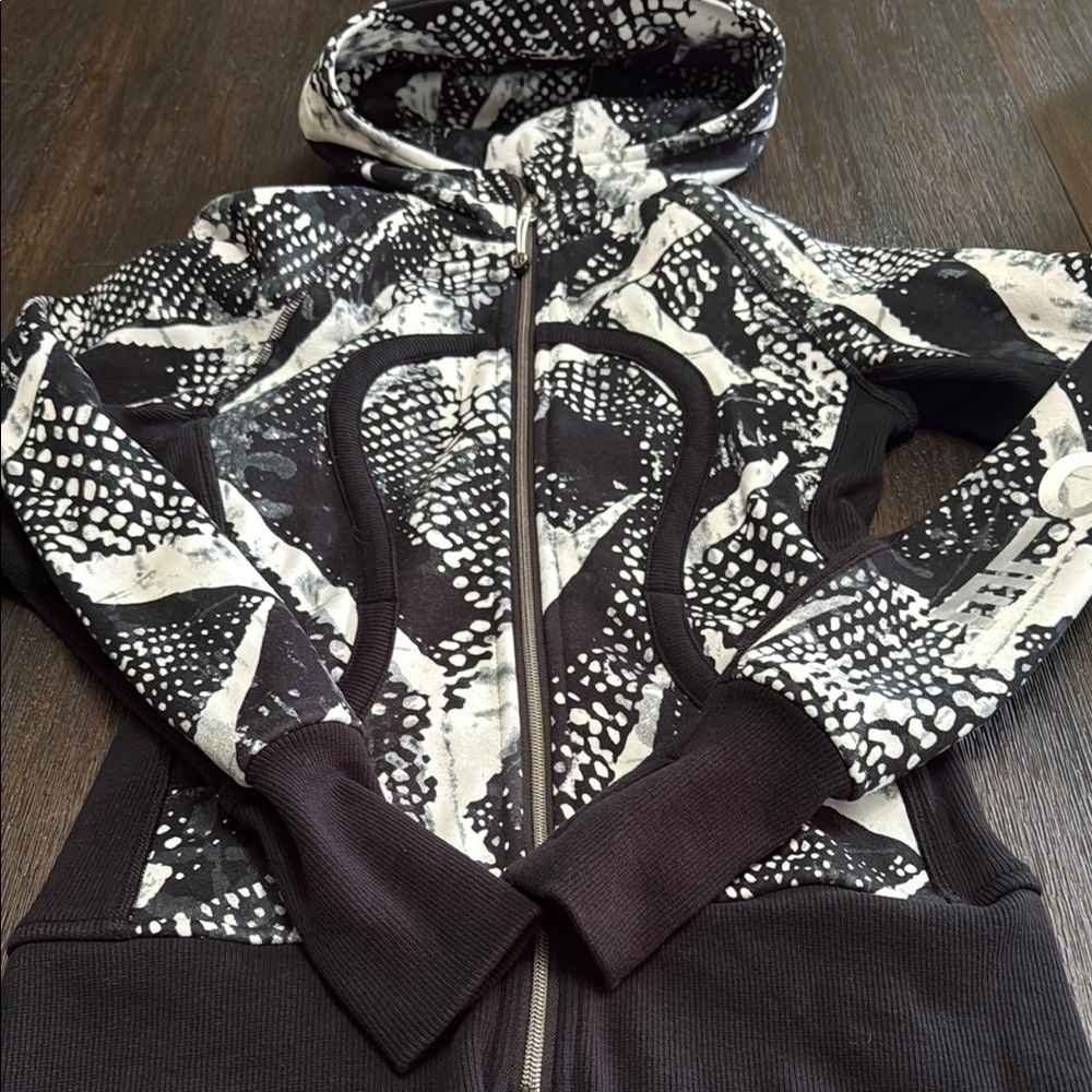 Lululemon Black and White Patterned Hoodie